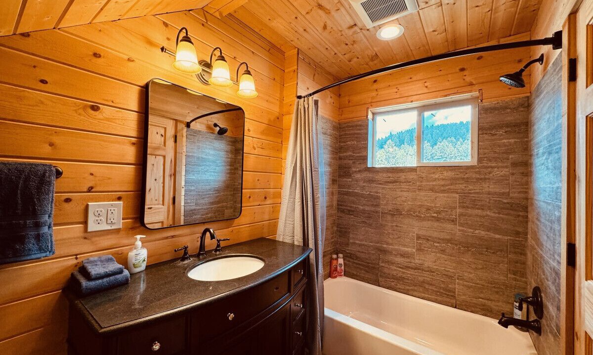 Photo of Bathroom in Island Park