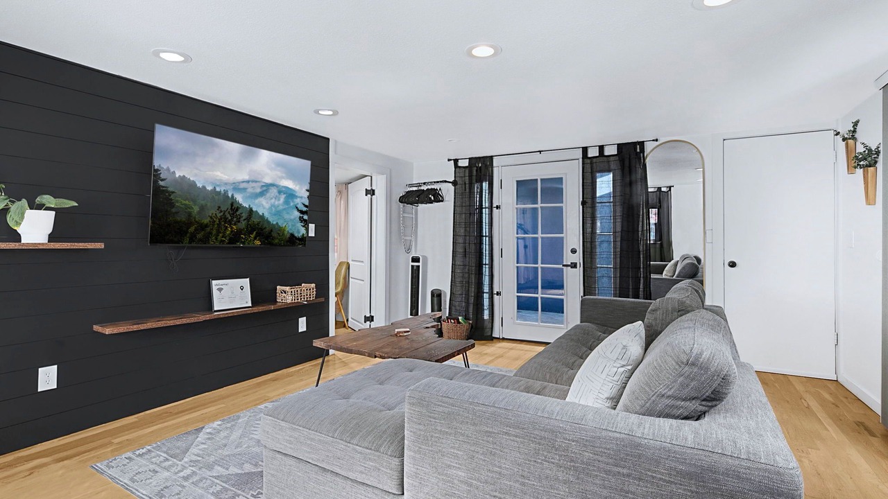 Photo of Livingroom in Depot Bench