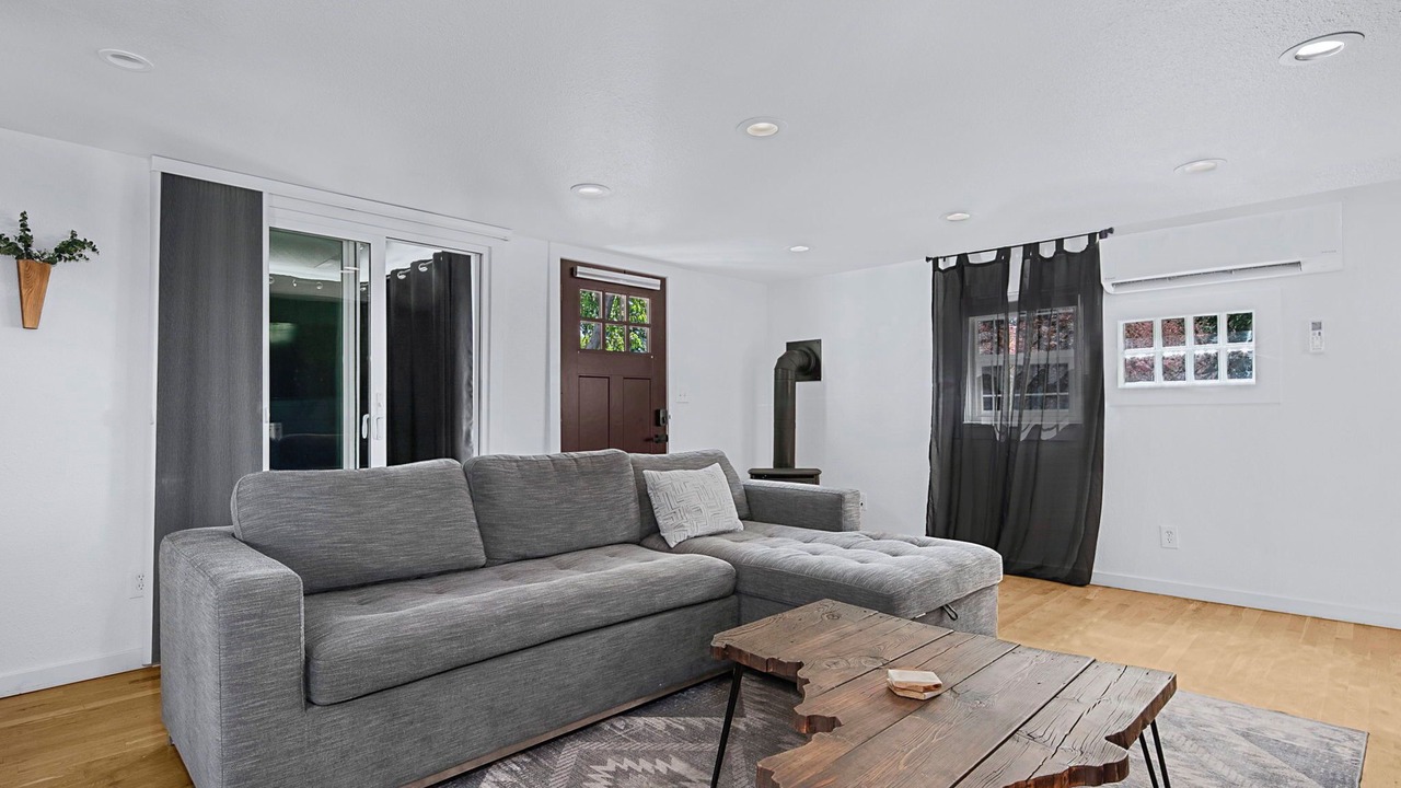 Photo of Livingroom in Depot Bench