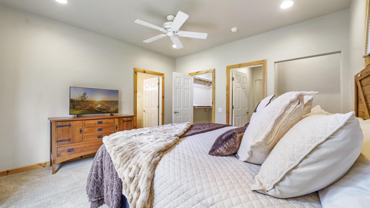 Photo of Bedroom in Pine