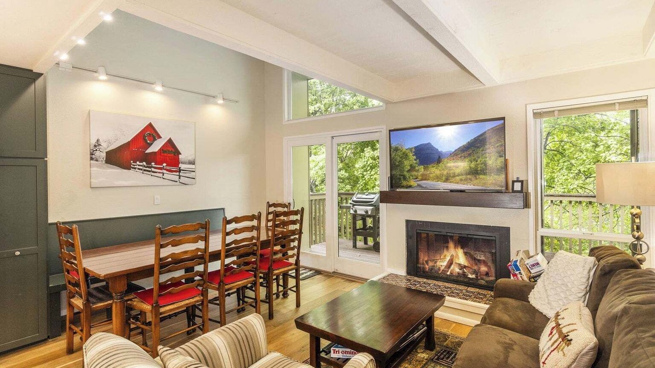 Photo of Livingroom in Elkhorn Village