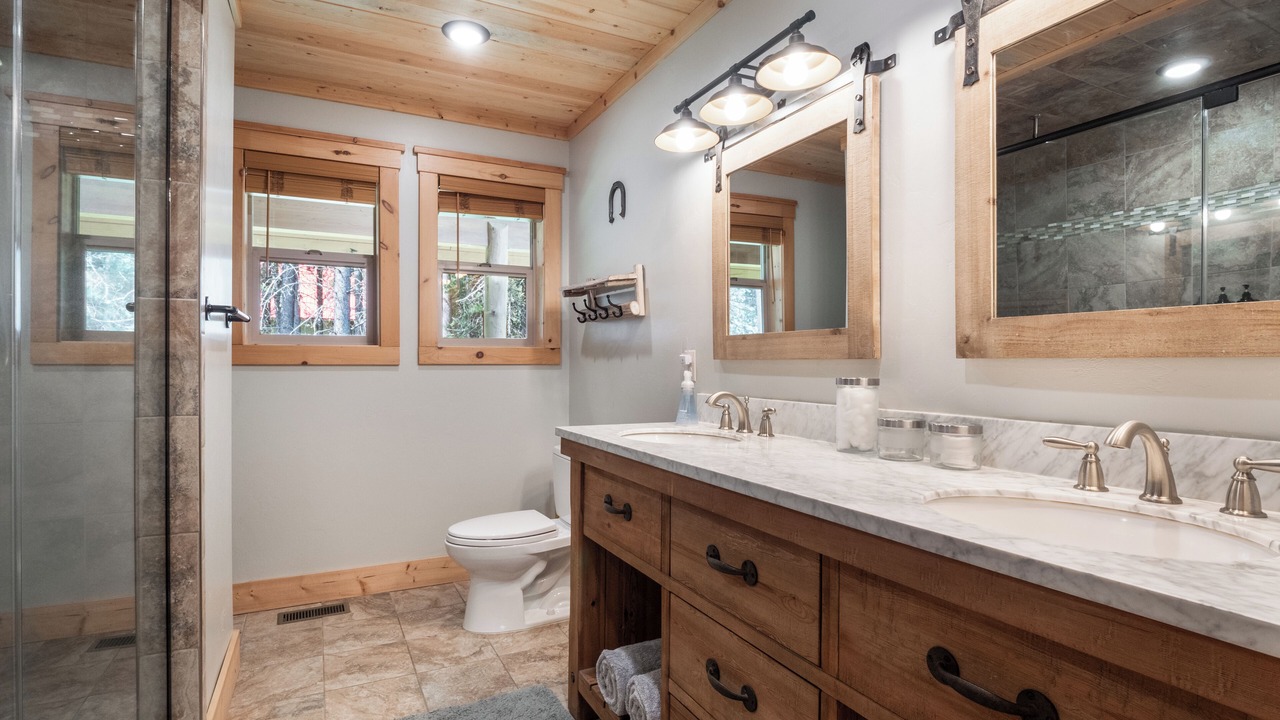 Photo of Bathroom in Island Park