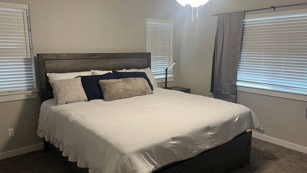 Photo of Bedroom in Roseburg