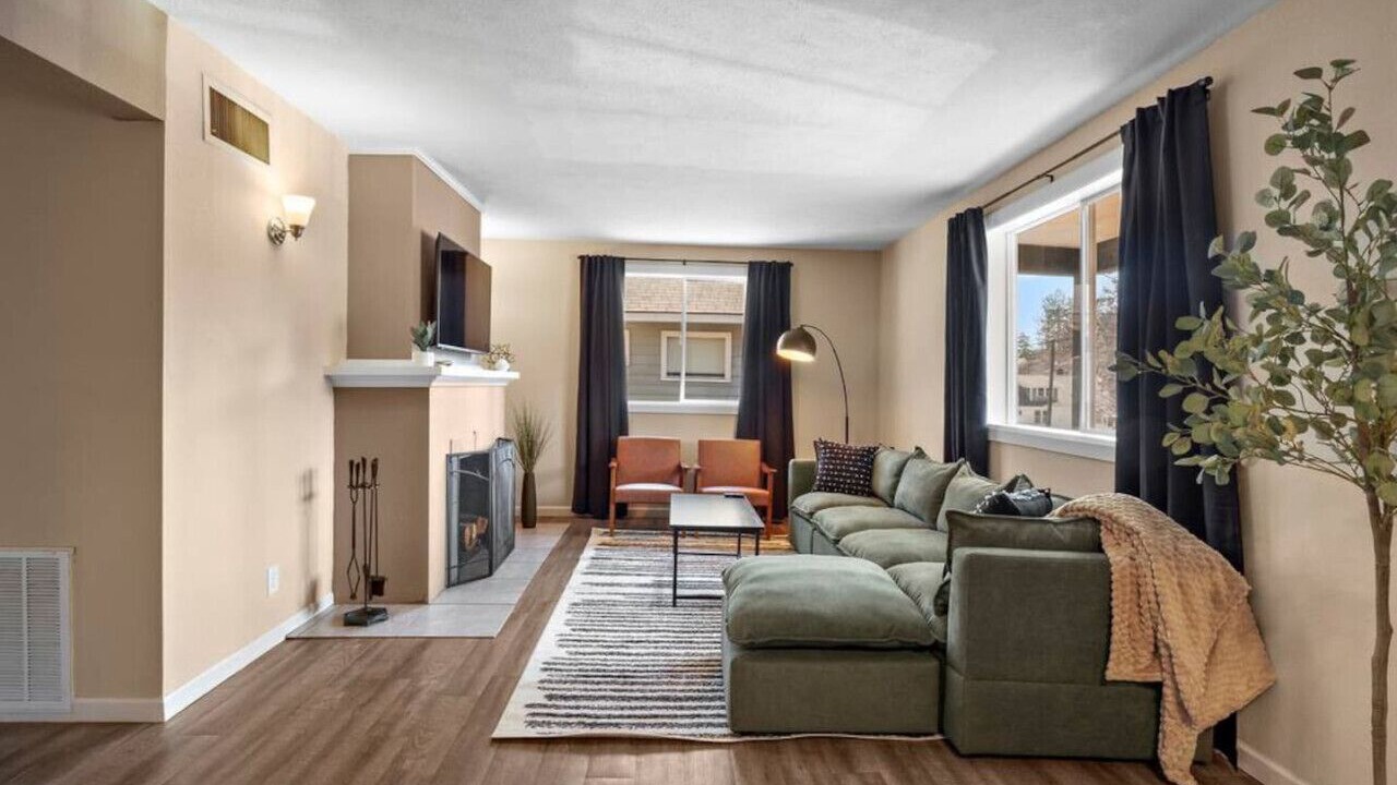 Photo of Livingroom in South Perry District