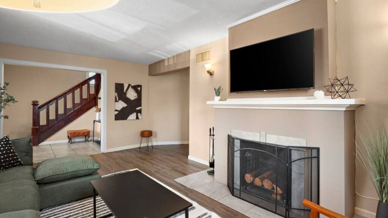 Photo of Livingroom in South Perry District