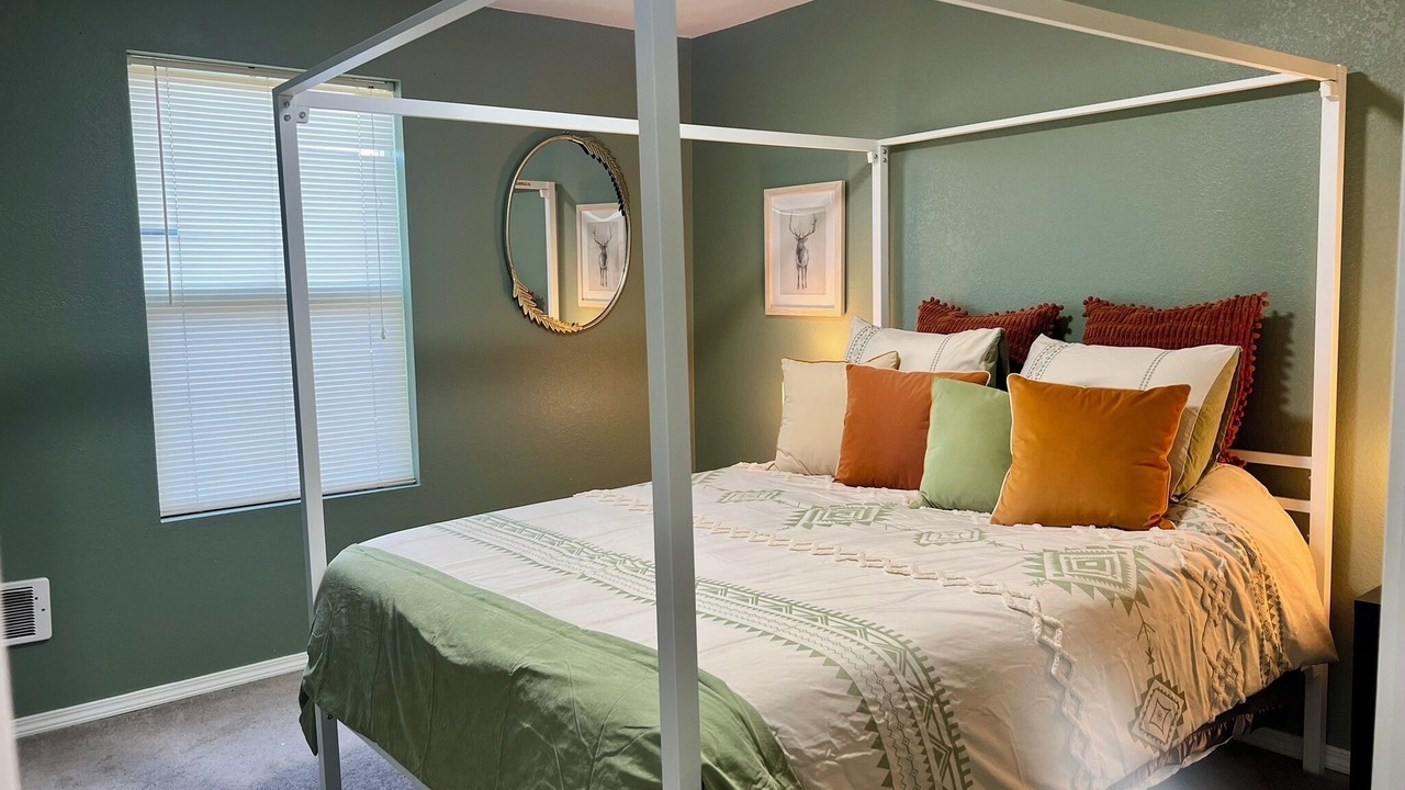 Photo of Bedroom in Eatonville