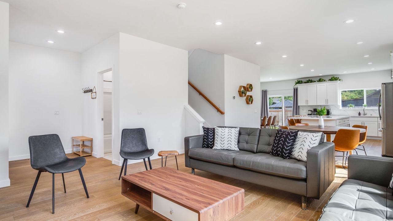Photo of Livingroom in Rainier View
