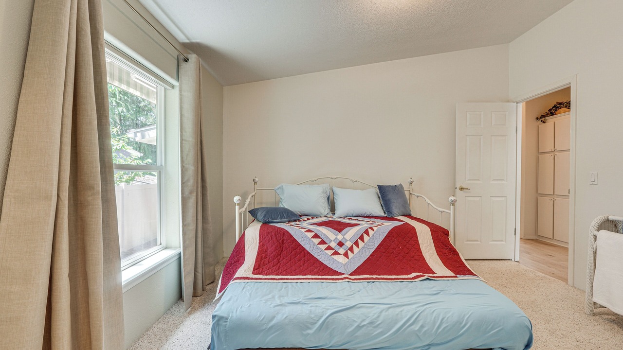 Photo of Bedroom in Shady Cove