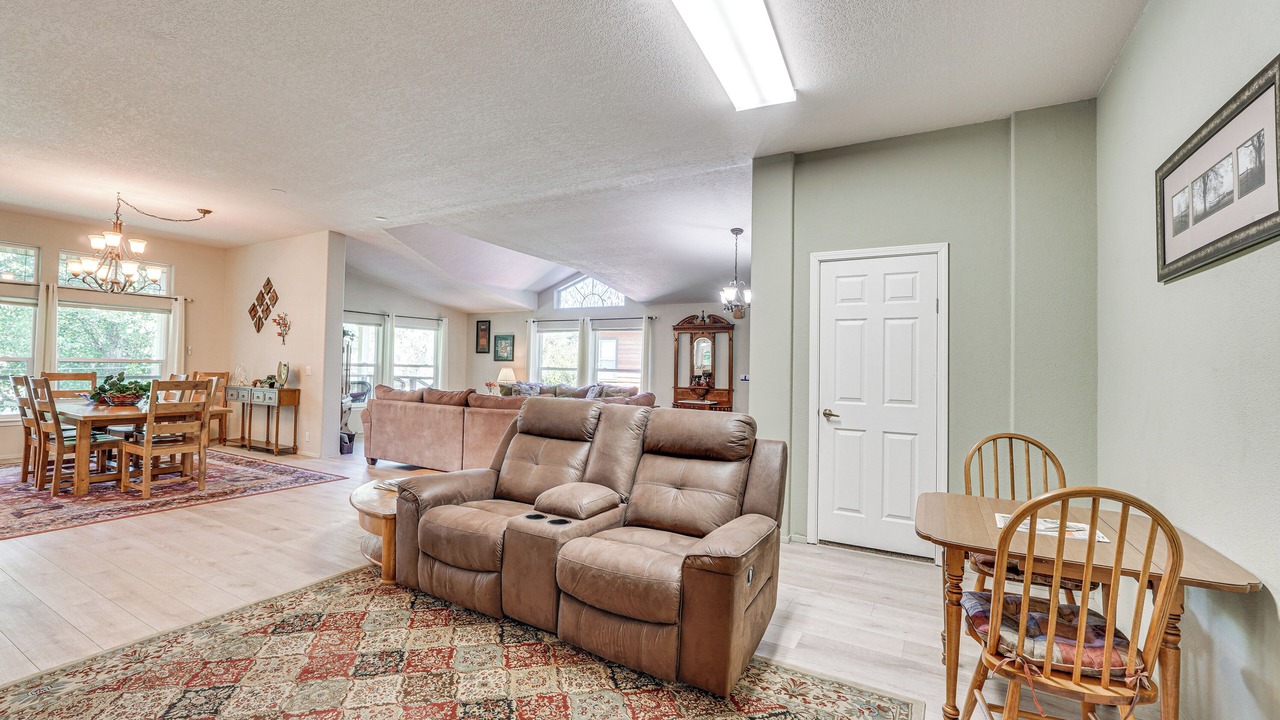 Photo of Livingroom in Shady Cove