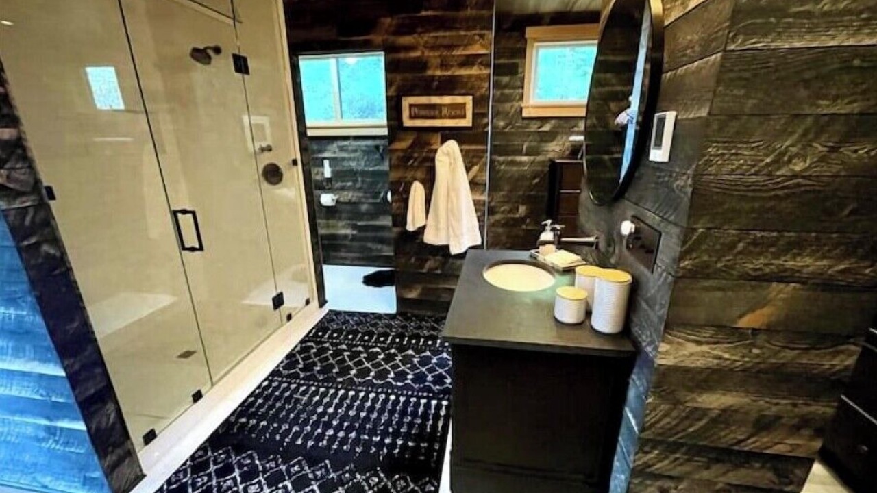 Photo of Bathroom in Eatonville