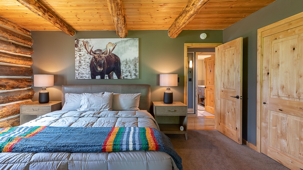 Photo of Bedroom in Alpine Northwest