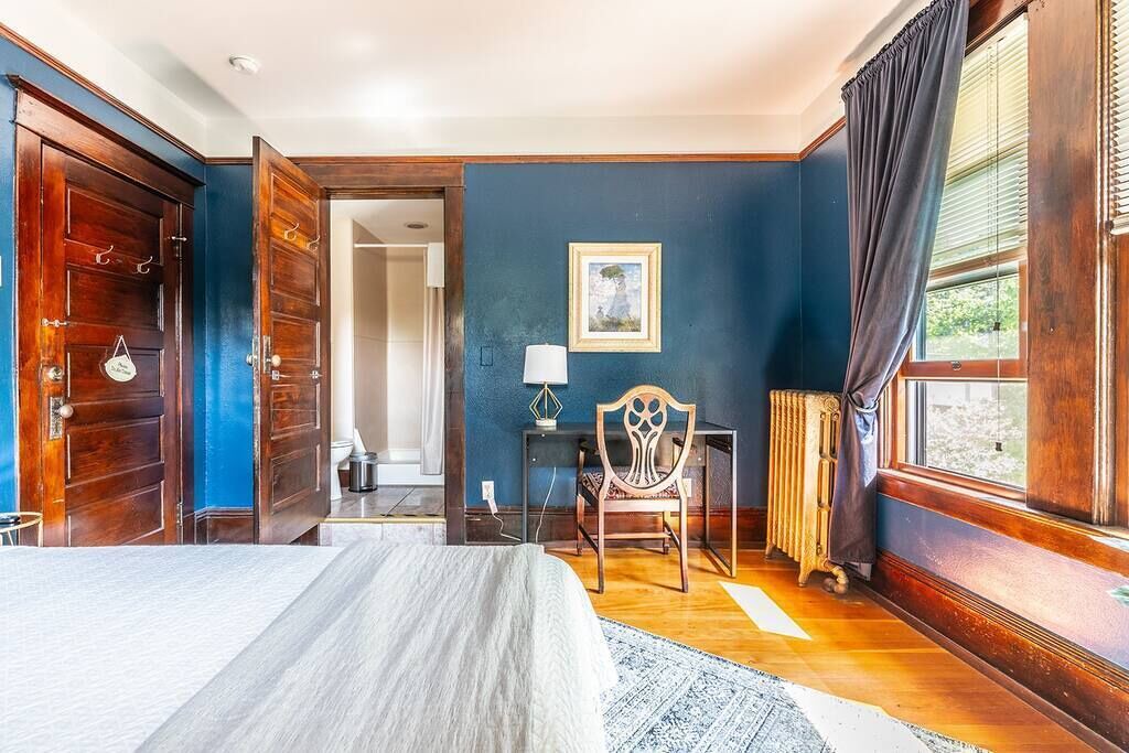 Photo of Bedroom in Broadway