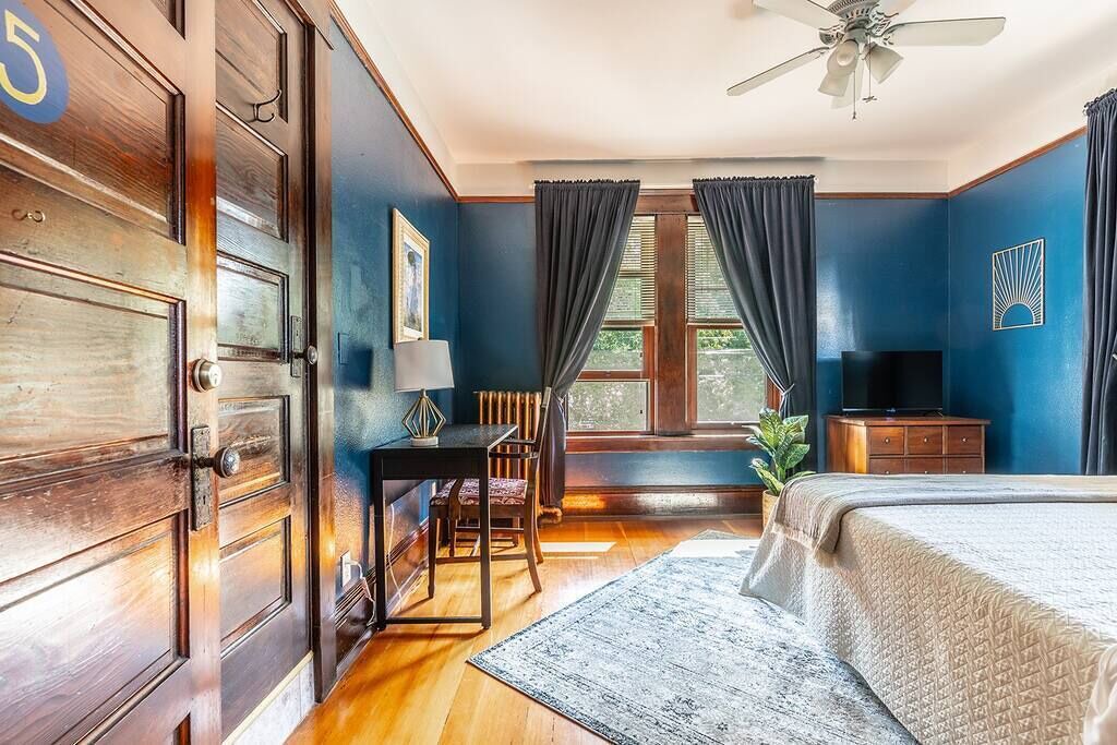 Photo of Bedroom in Broadway