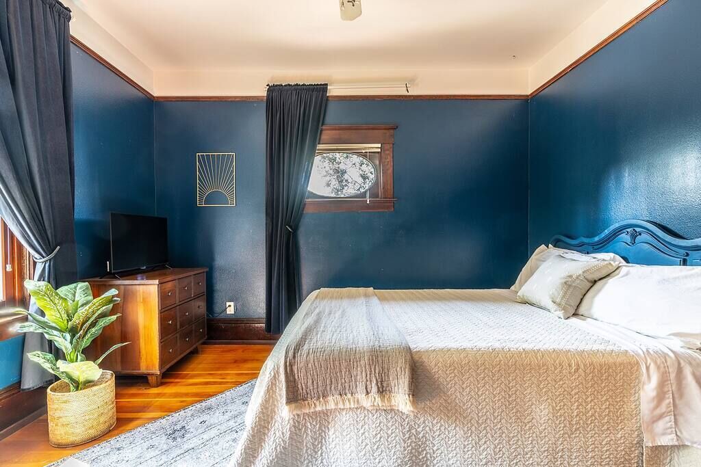 Photo of Bedroom in Broadway