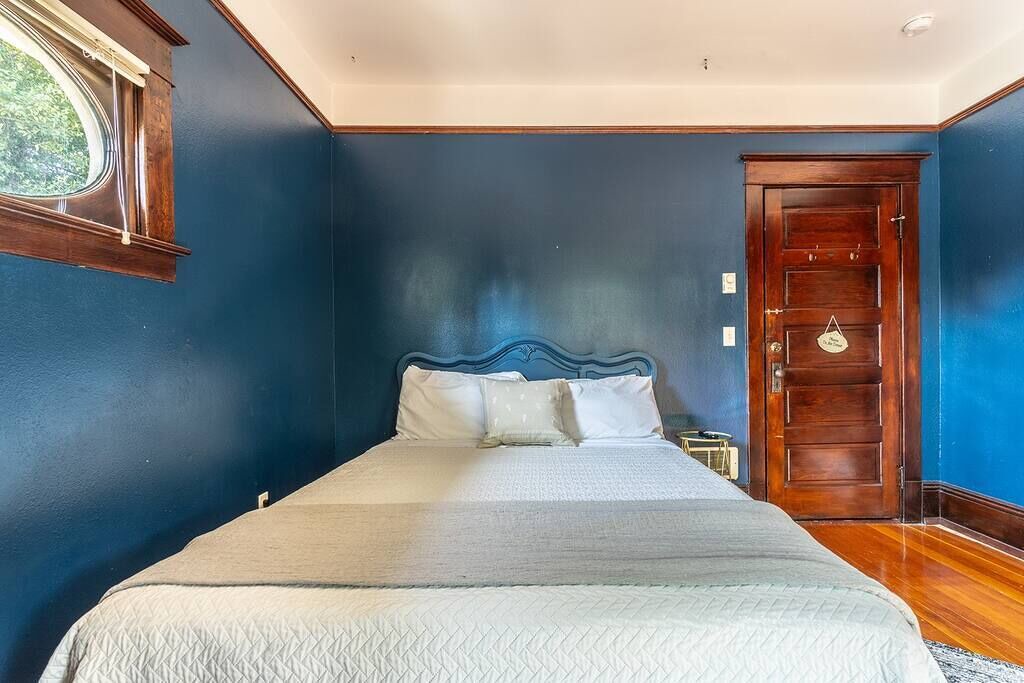 Photo of Bedroom in Broadway