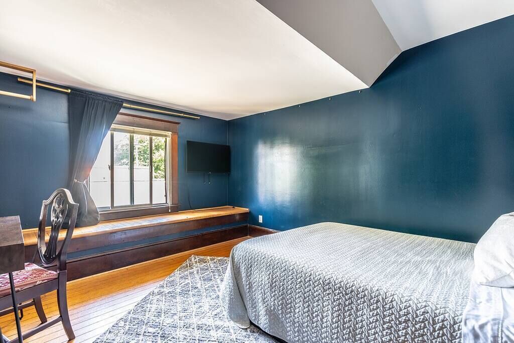 Photo of Bedroom in Broadway