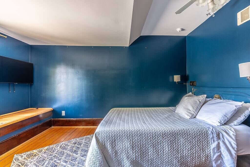 Photo of Bedroom in Broadway