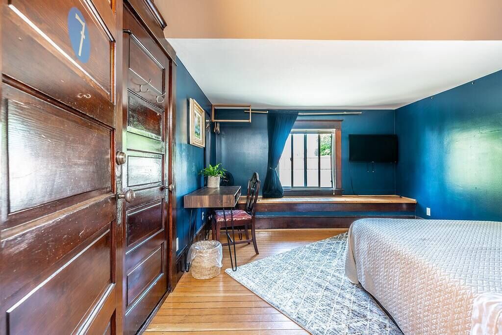 Photo of Bedroom in Broadway