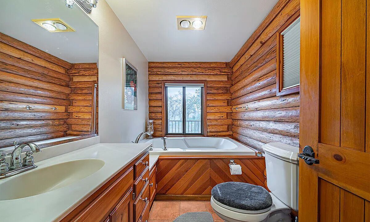 Photo of Bathroom in Eagle Point
