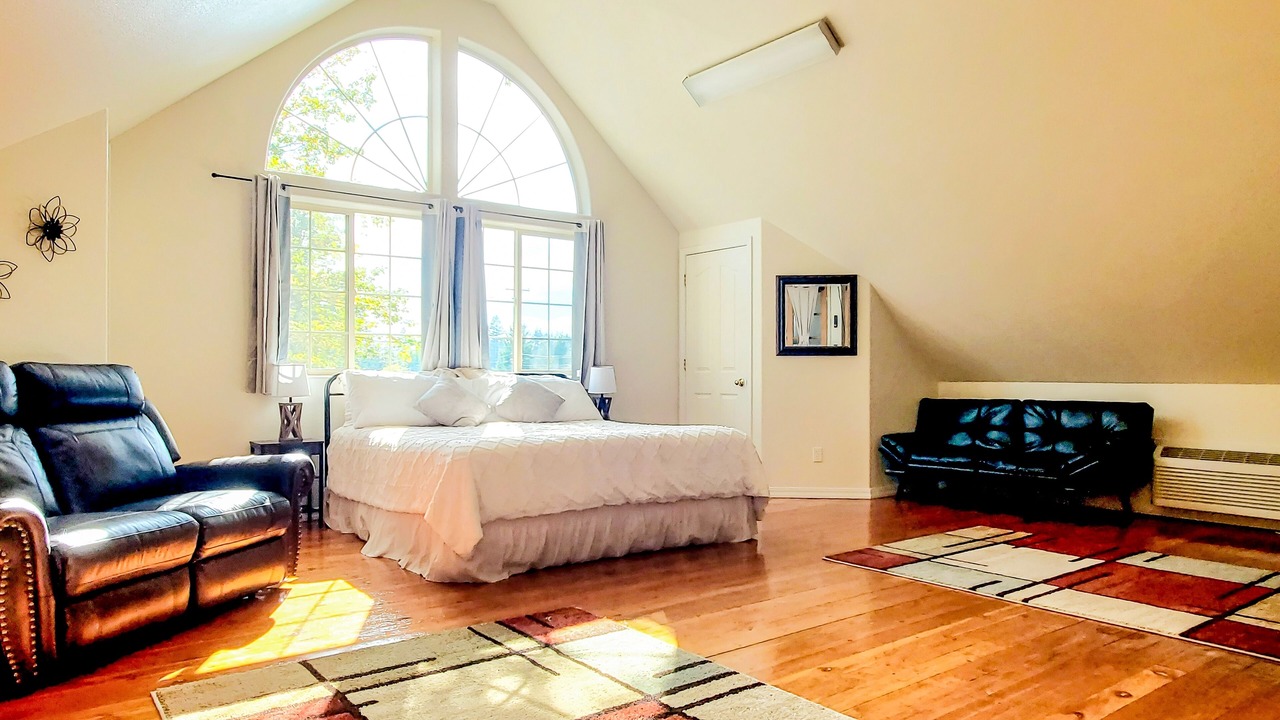 Photo of Bedroom in Cave Junction