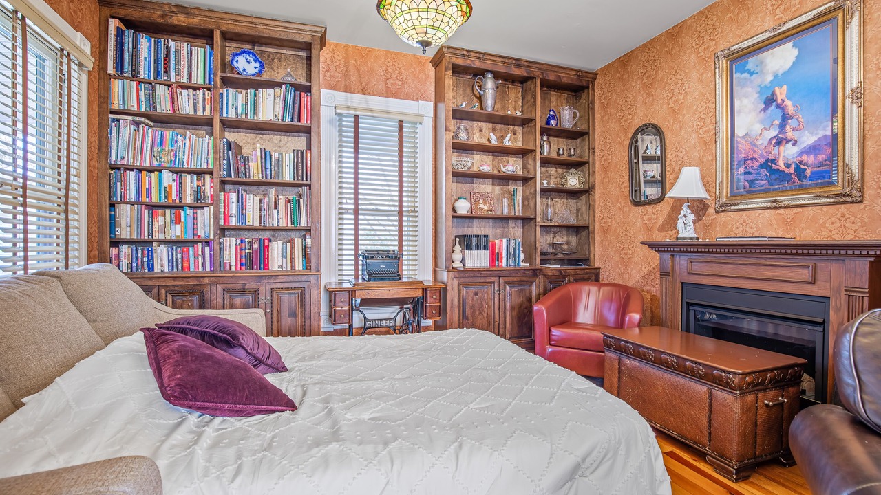 Photo of Livingroom in Siskiyou-Hargadine Historic District