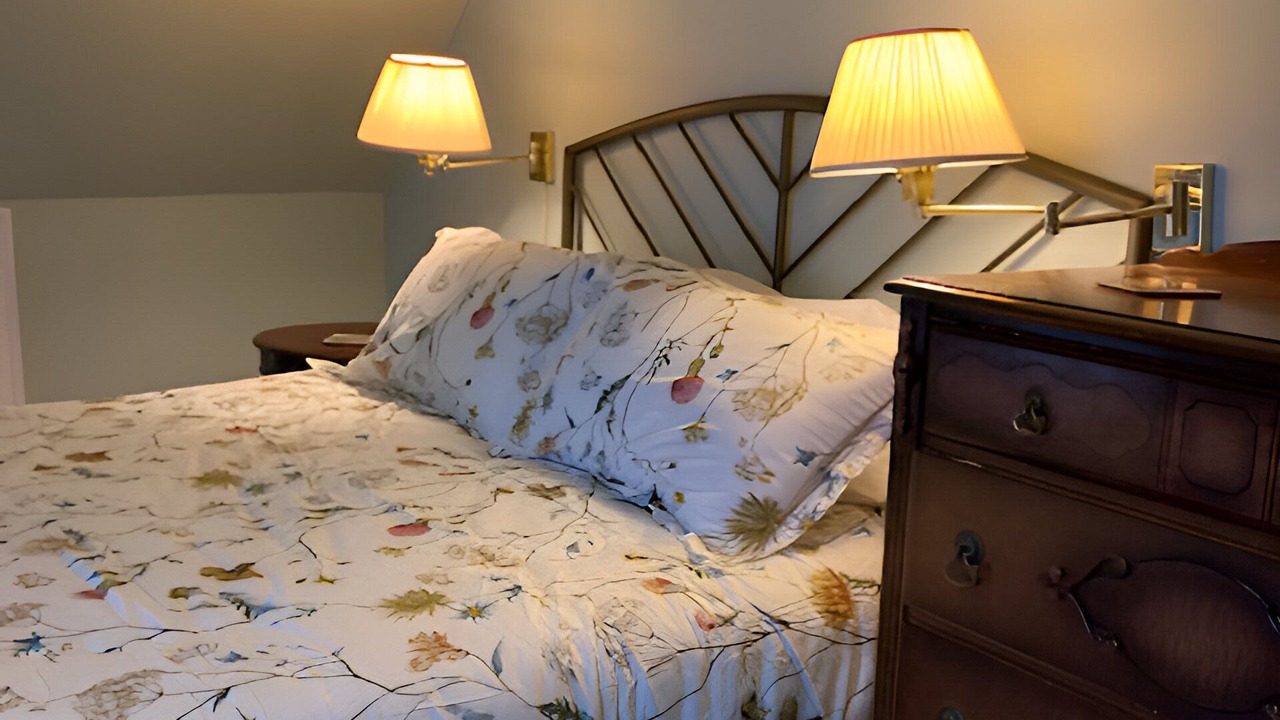 Photo of Bedroom in Rollingbay
