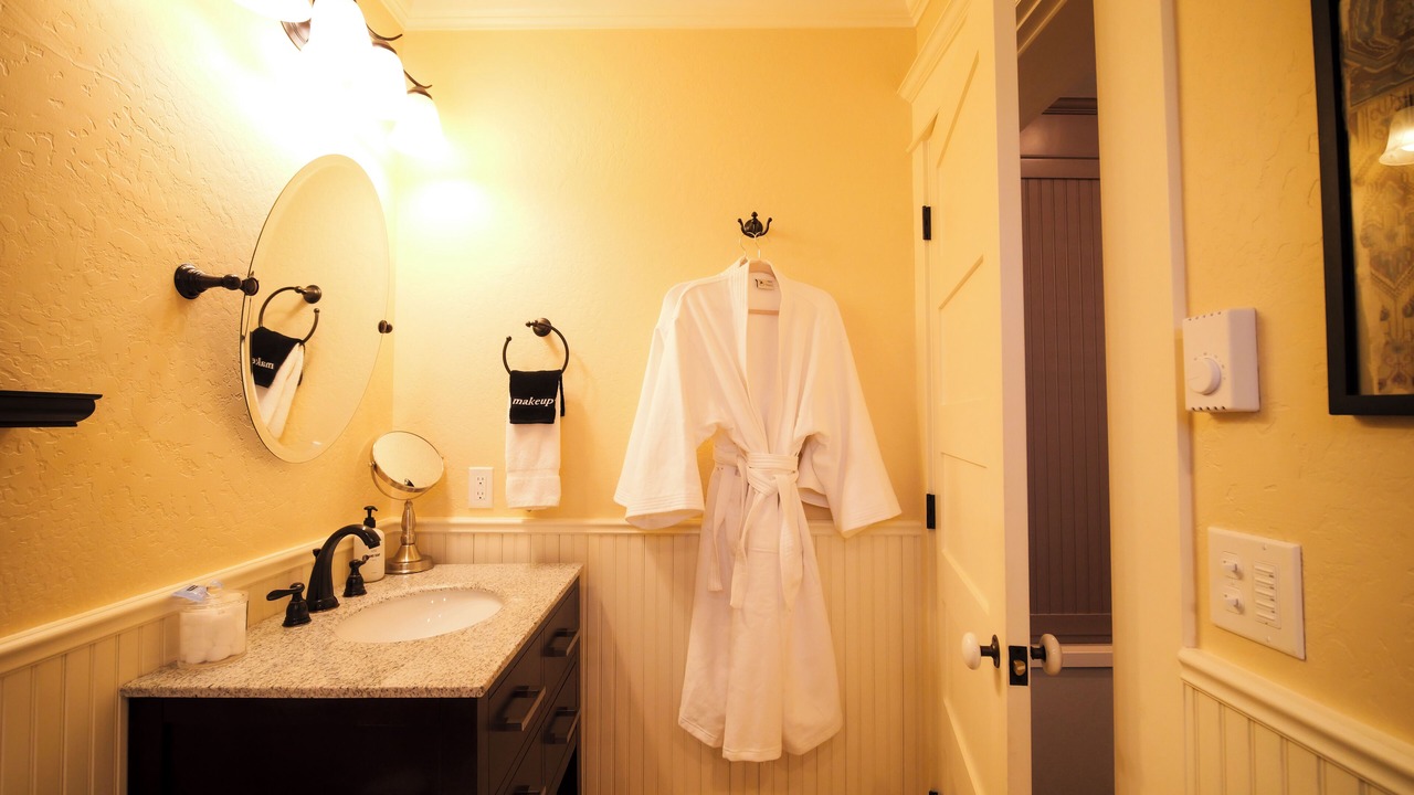 Photo of Bathroom in Siskiyou-Hargadine Historic District