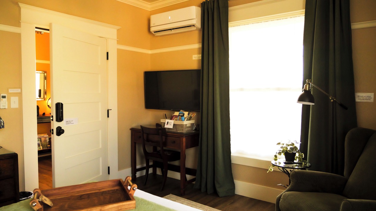 Photo of Bedroom in Siskiyou-Hargadine Historic District