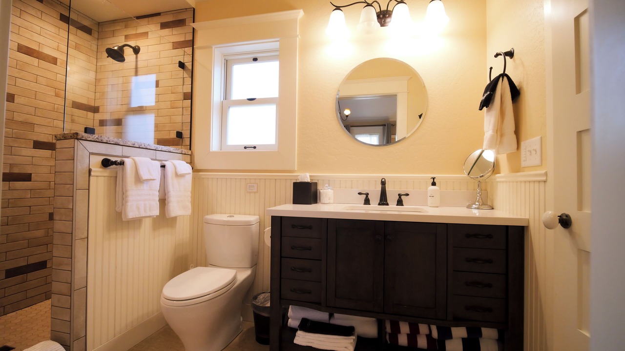 Photo of Bathroom in Siskiyou-Hargadine Historic District
