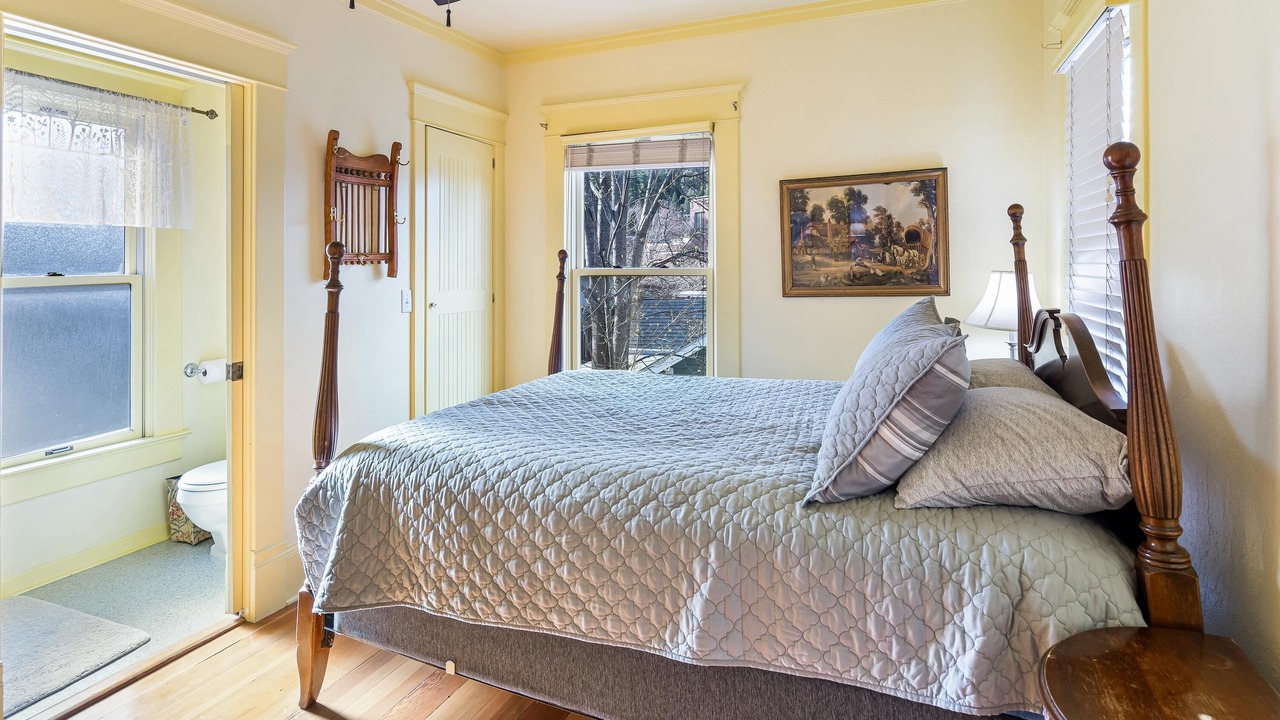 Photo of Bedroom in Siskiyou-Hargadine Historic District