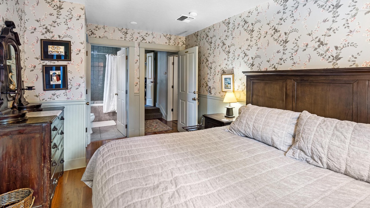 Photo of Bedroom in Siskiyou-Hargadine Historic District