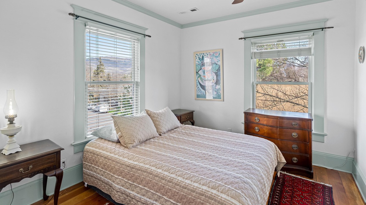 Photo of Bedroom in Siskiyou-Hargadine Historic District