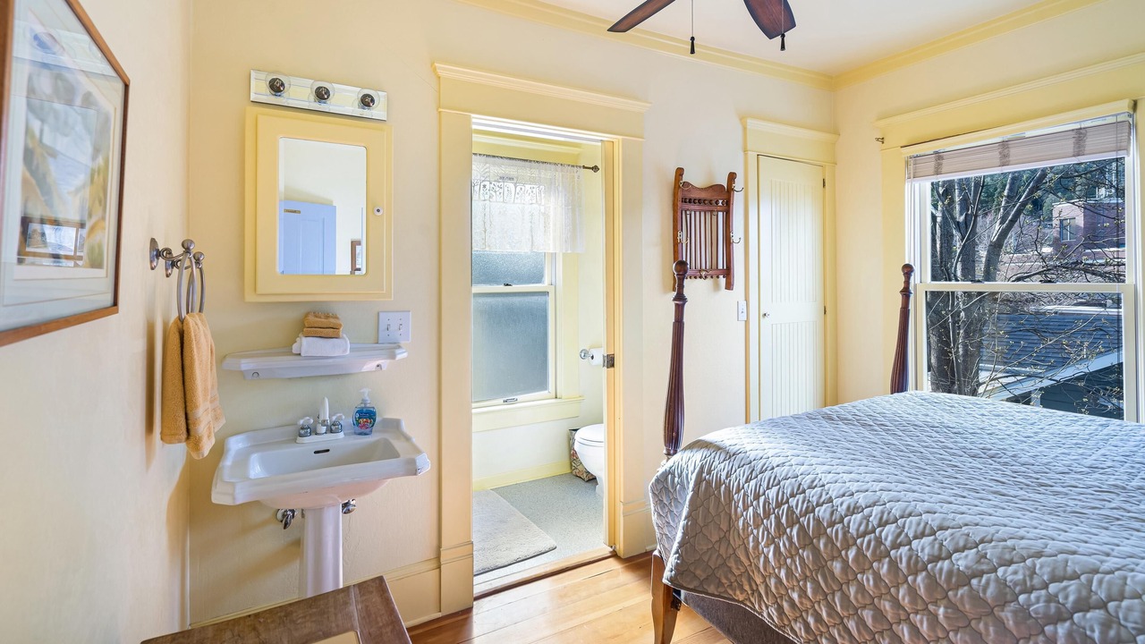 Photo of Bedroom in Siskiyou-Hargadine Historic District