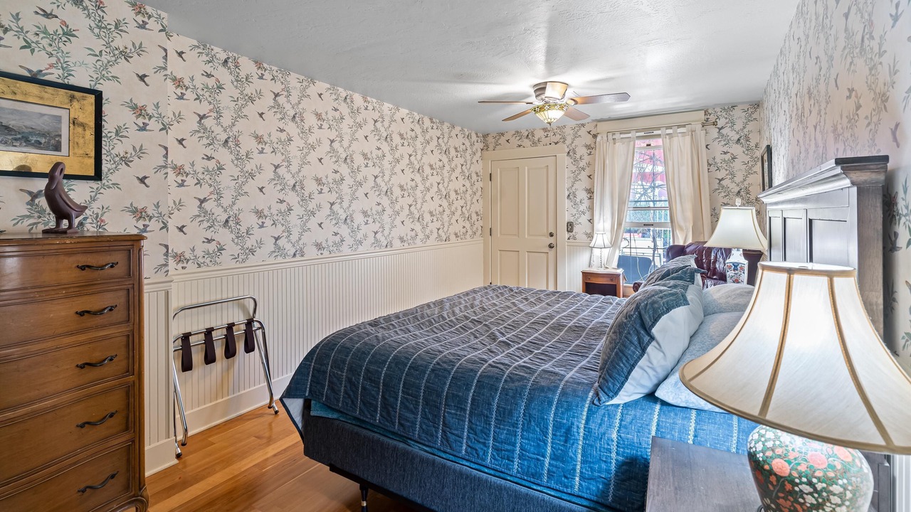 Photo of Bedroom in Siskiyou-Hargadine Historic District