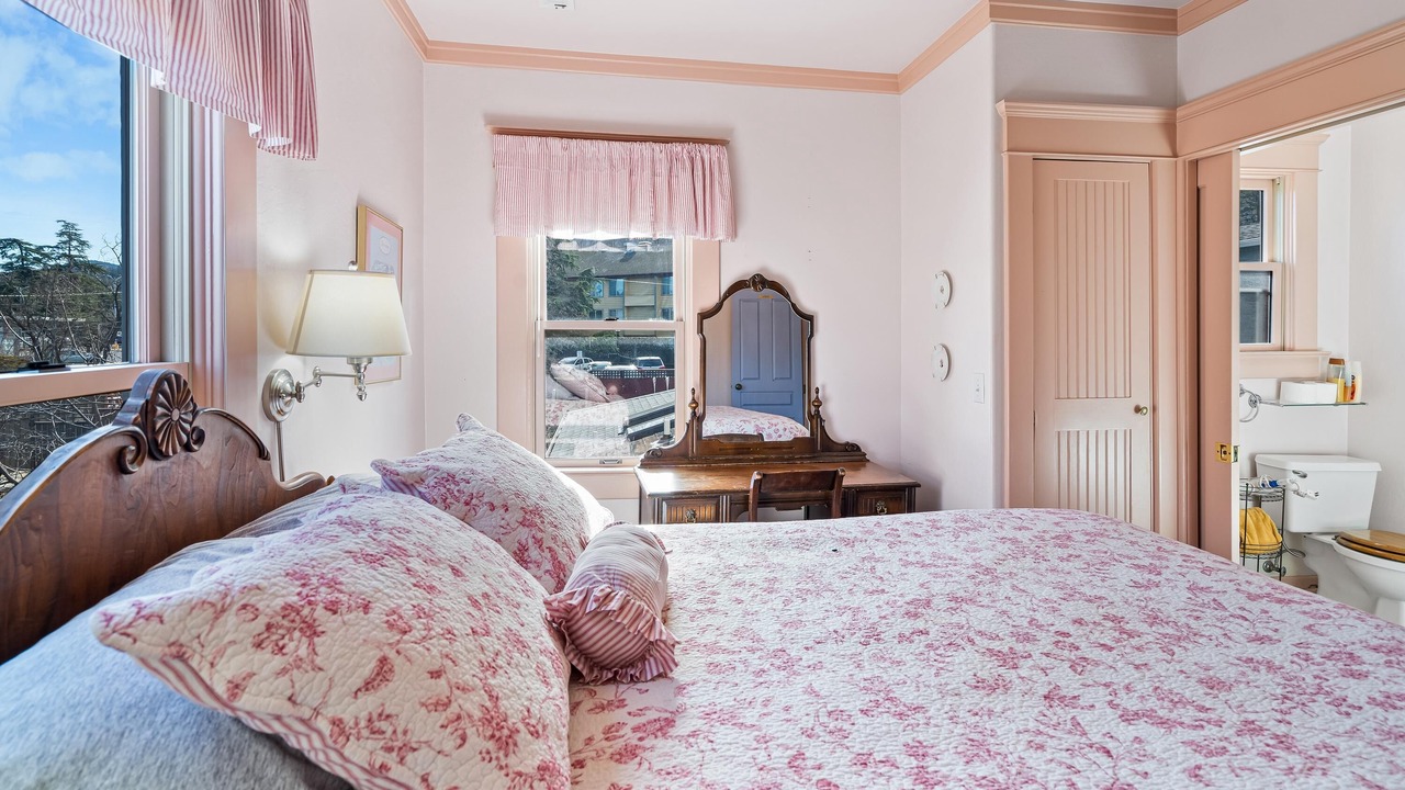 Photo of Bedroom in Siskiyou-Hargadine Historic District