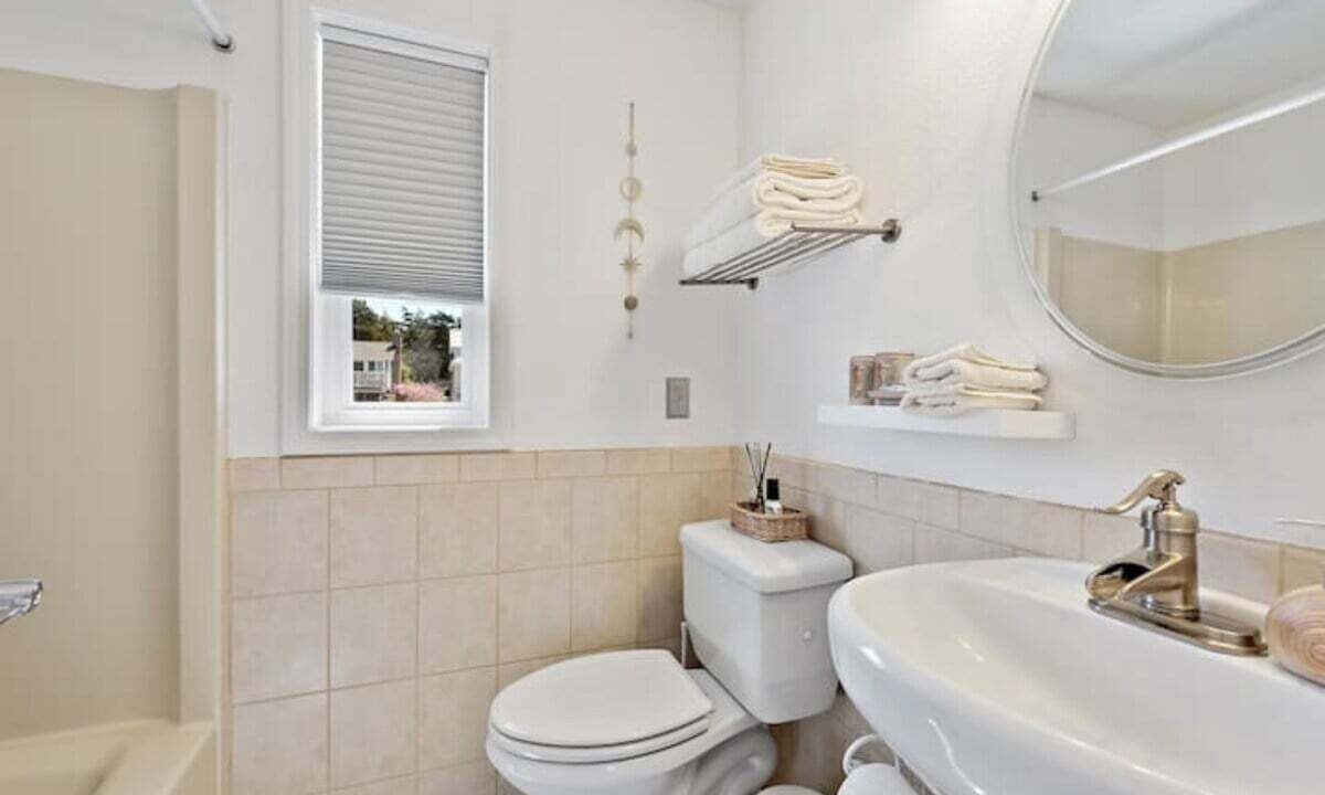 Photo of Bathroom in Oak Harbor