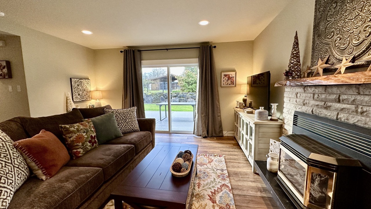 Photo of Livingroom in Edgewood