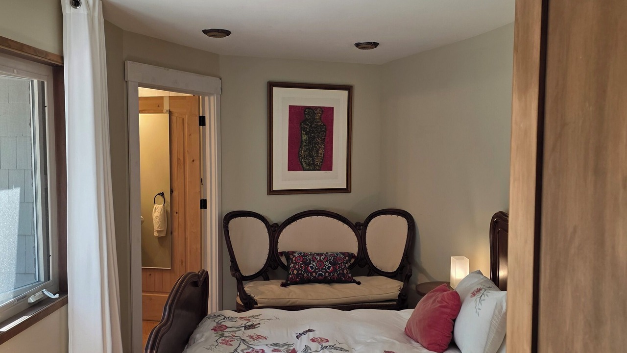 Photo of Bedroom in Seahurst