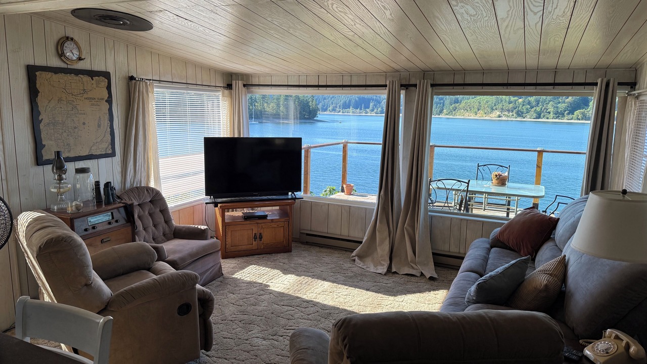 Photo of Livingroom in Anderson Island