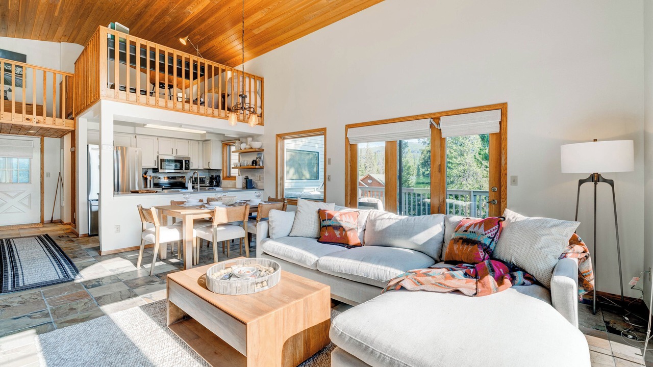 Photo of Livingroom in Big Sky