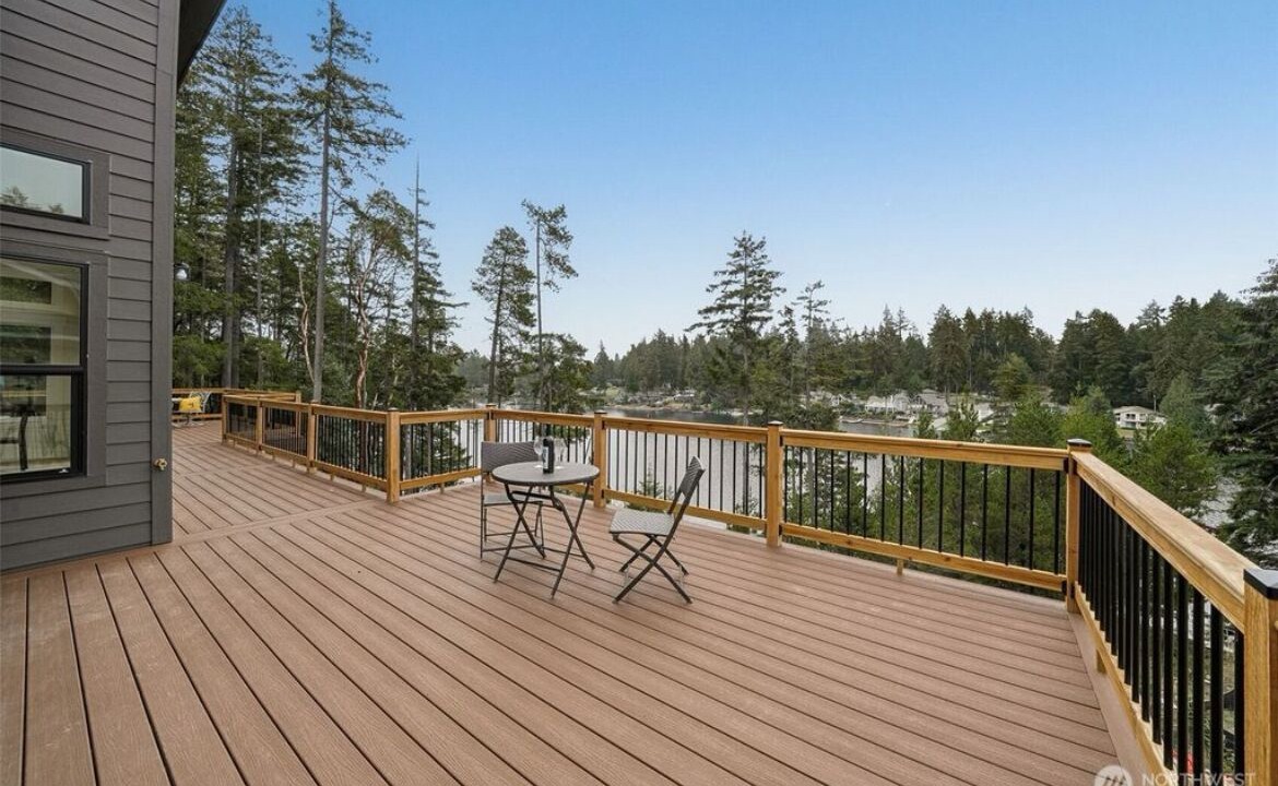 Photo of Patio Balcony in Anderson Island