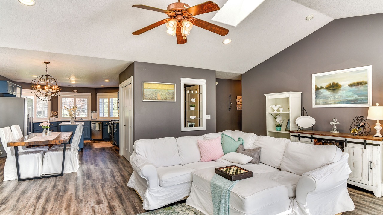 Photo of Livingroom in Pleasant Valley