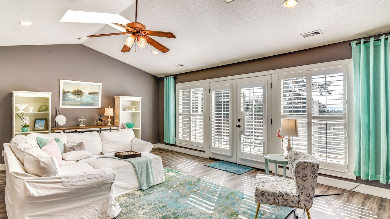 Photo of Livingroom in Pleasant Valley