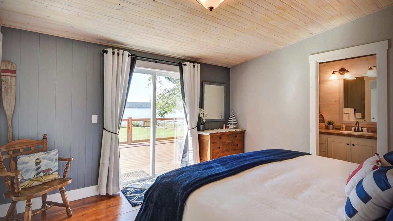 Photo of Bedroom in Oak Harbor
