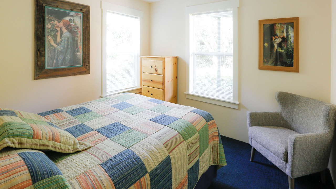 Photo of Bedroom in Skidmore Academy Historic District