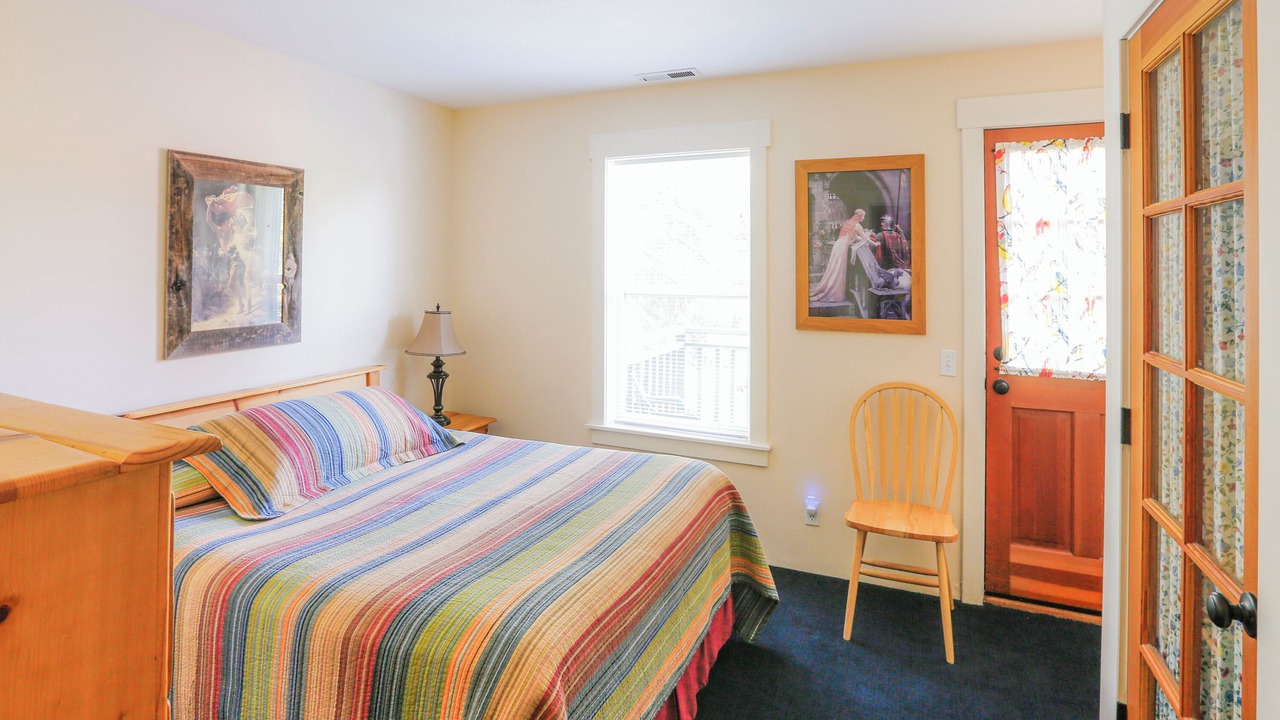 Photo of Bedroom in Skidmore Academy Historic District