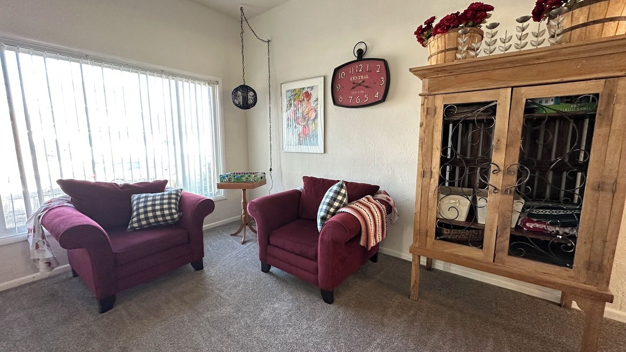 Photo of Livingroom in Downtown Klamath Falls