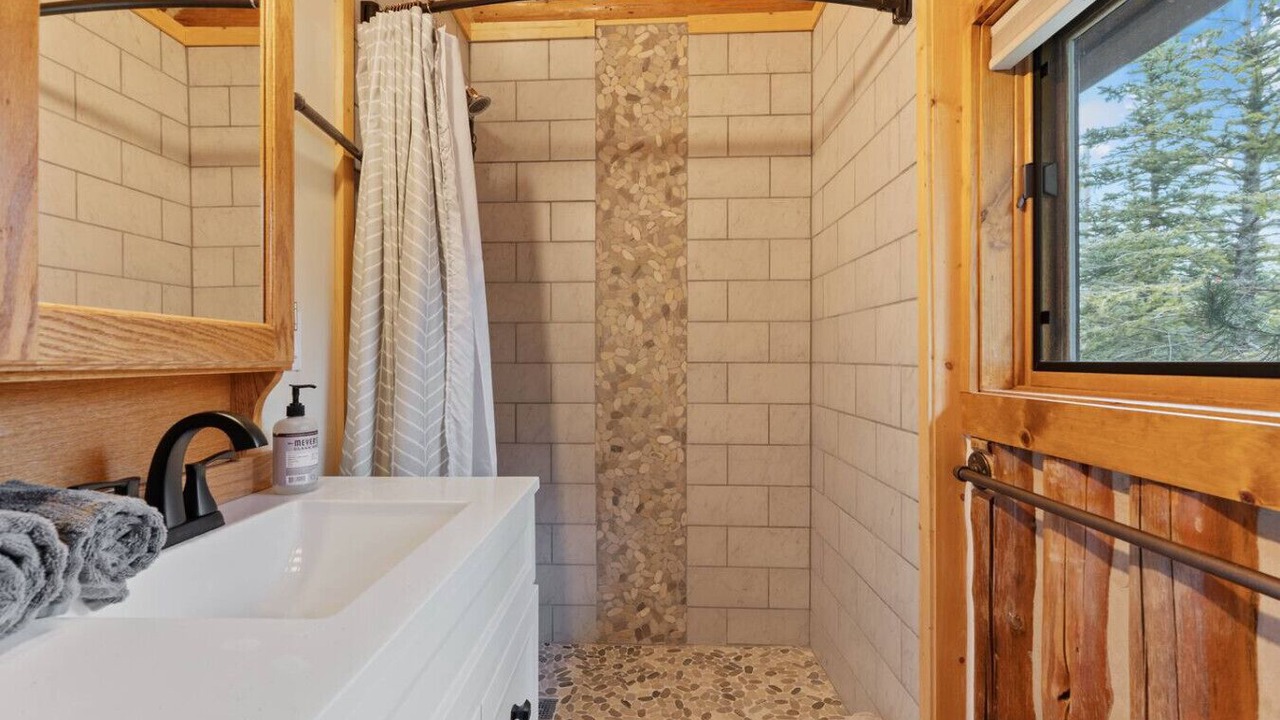 Photo of Bathroom in Island Park