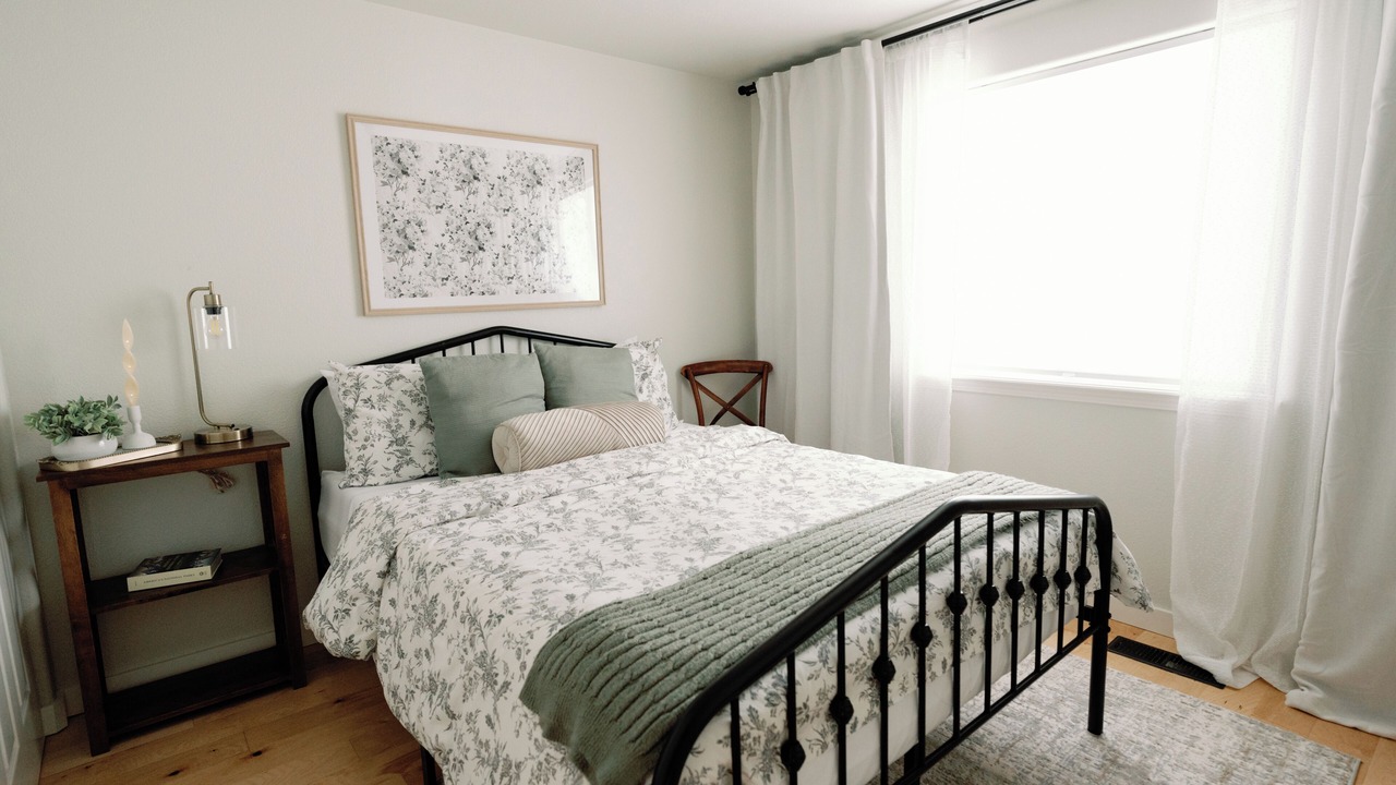 Photo of Bedroom in Redwood