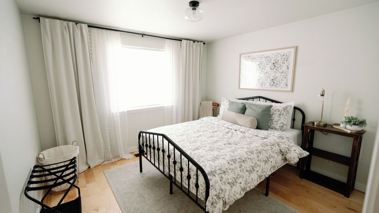 Photo of Bedroom in Redwood